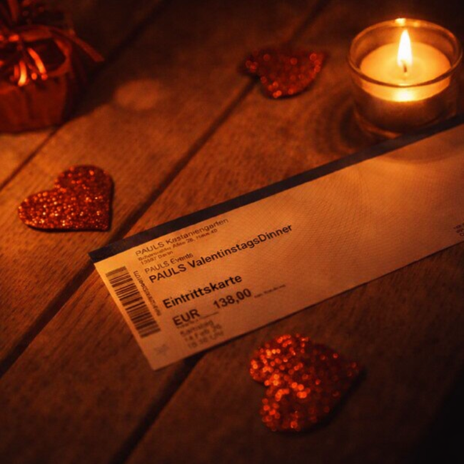 Ticket auf dem Tisch bei Kerzenschein