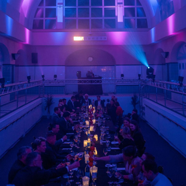 Dinner im Hallenbad bei tollem Ambiente