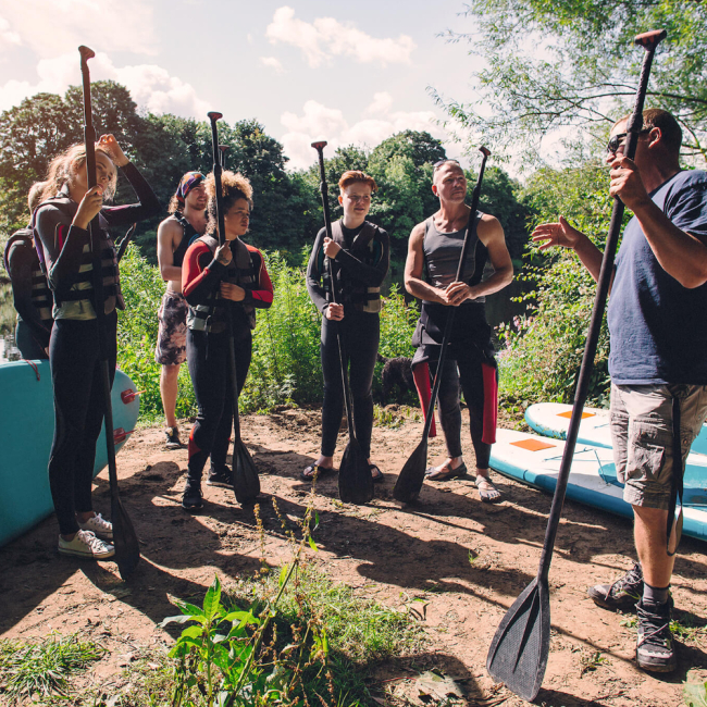 Stand-up-paddling bei Einweisung für Teamevent Breakout Sessions 