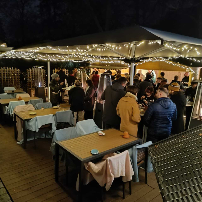 Kleiner Weihnachtsmarkt mit Besuchern im Kastaniengarten