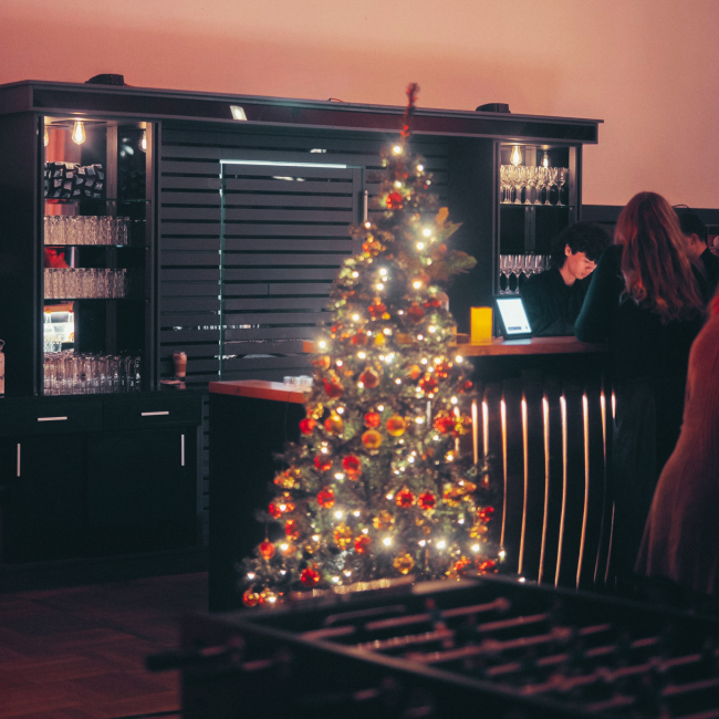 Weihnachtsbaum vor einer Bar