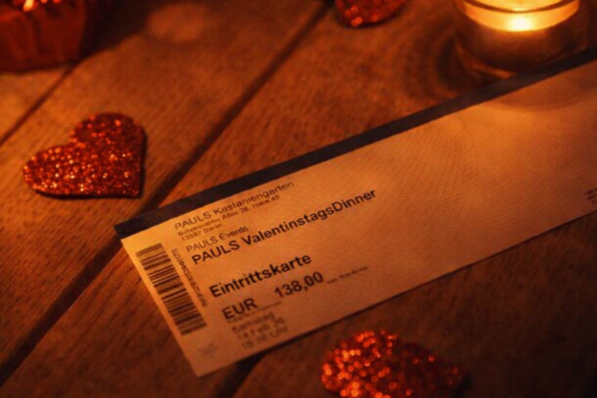 Ticket auf dem Tisch bei Kerzenschein