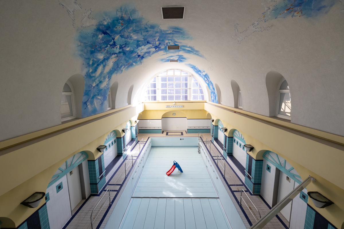 Blick in das Hallenbad mit Kleinkinderrutsche