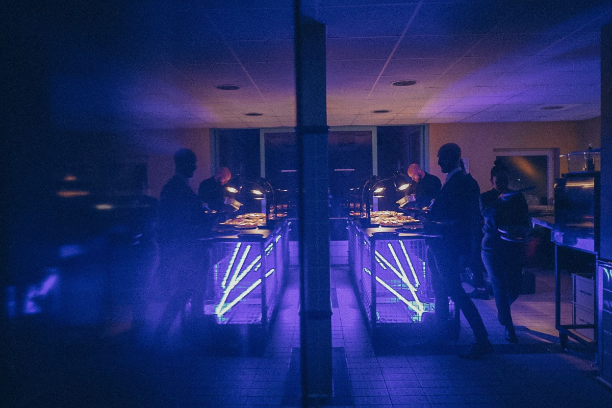 Blick auf das beleuchtete Event im Hallenbad