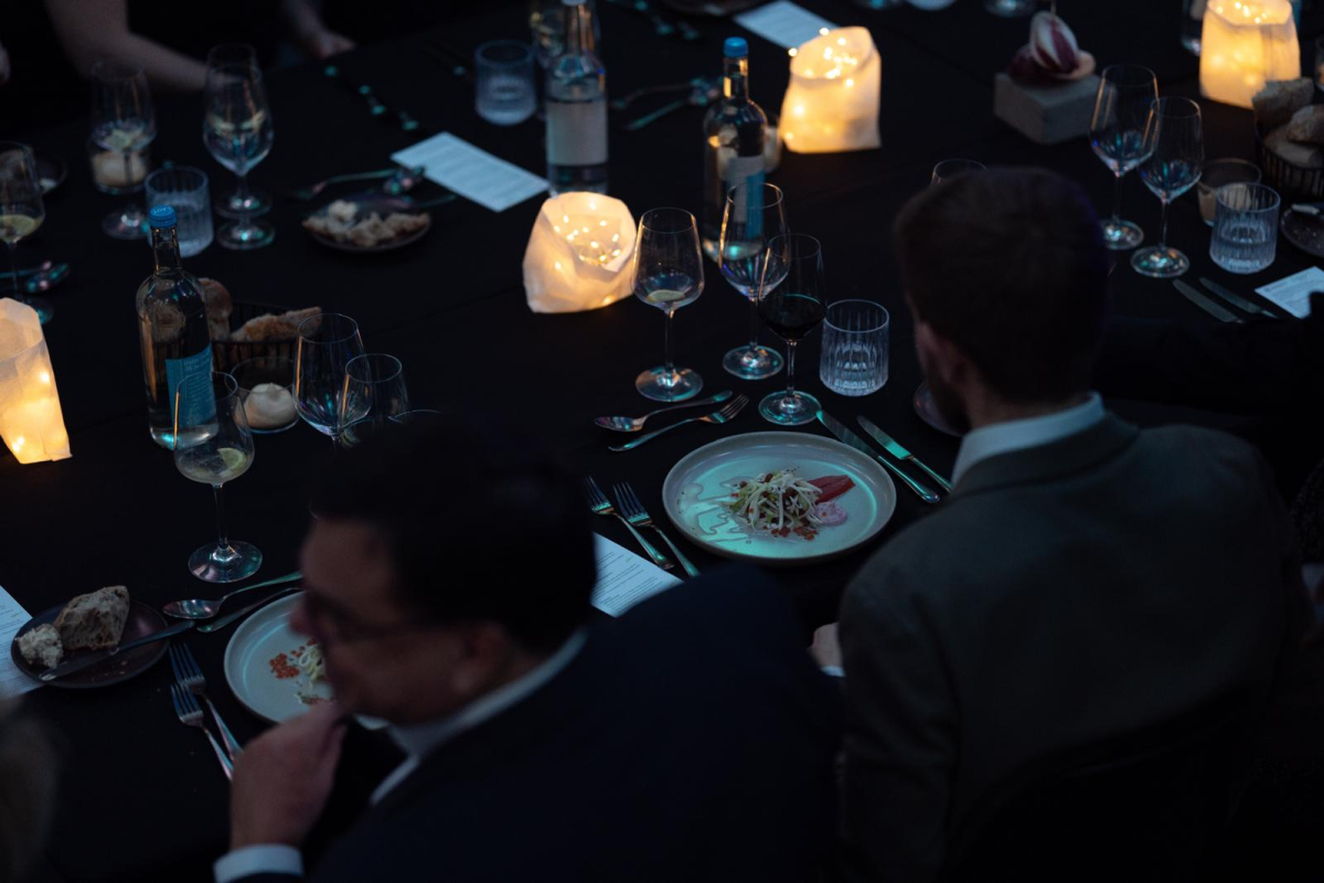 Menschen essen vom gedeckten Tisch